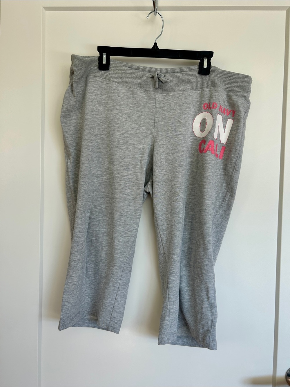 Old Navy Women’s Gray Capri Sweatpants - ON Cali Graphic